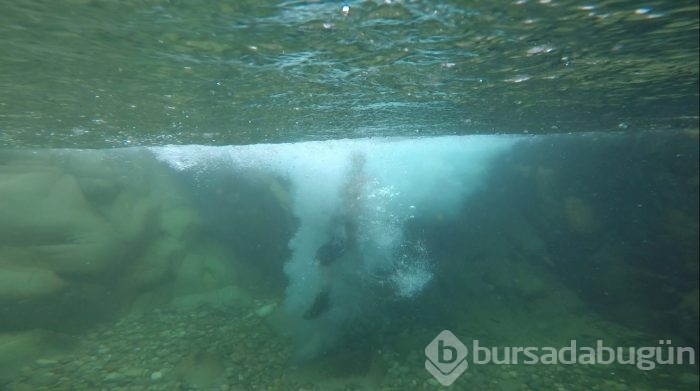 Bursa'da 40 derece sıcaktan kaçıp kendilerini şelaleye attılar	