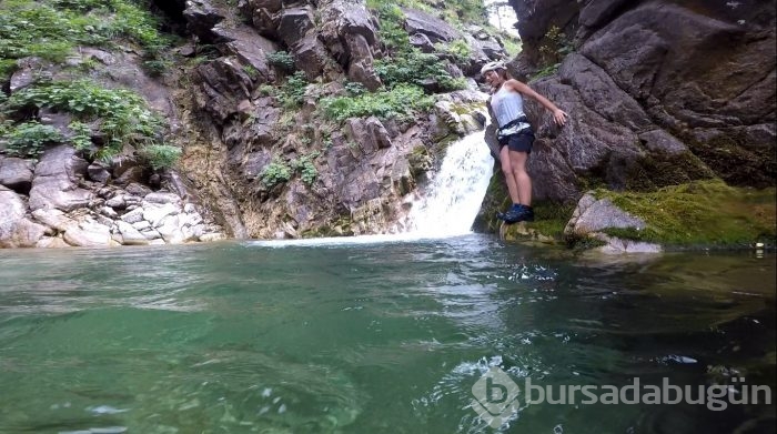 Bursa'da 40 derece sıcaktan kaçıp kendilerini şelaleye attılar	