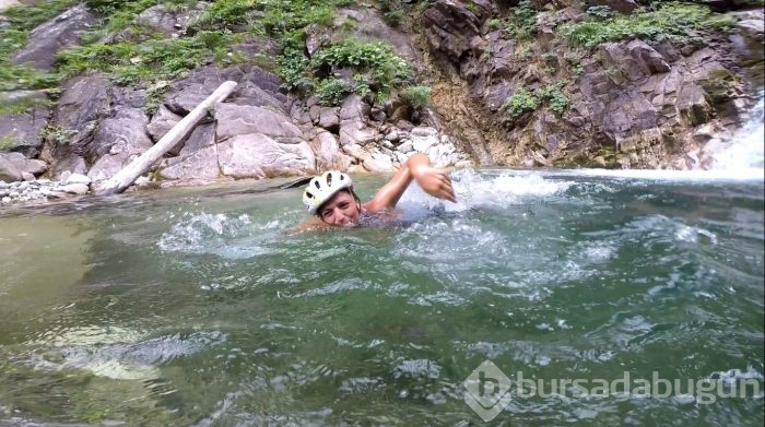 Bursa'da 40 derece sıcaktan kaçıp kendilerini şelaleye attılar	