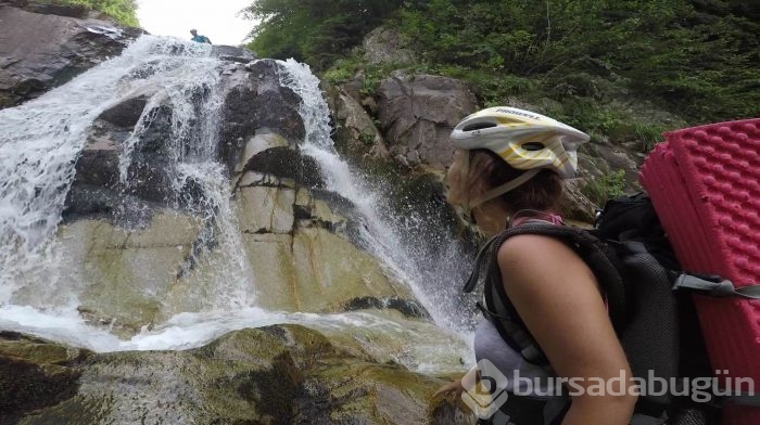 Bursa'da 40 derece sıcaktan kaçıp kendilerini şelaleye attılar	