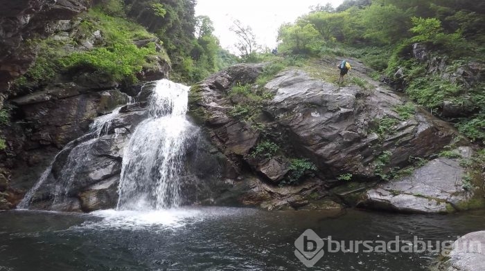 Bursa'da 40 derece sıcaktan kaçıp kendilerini şelaleye attılar	