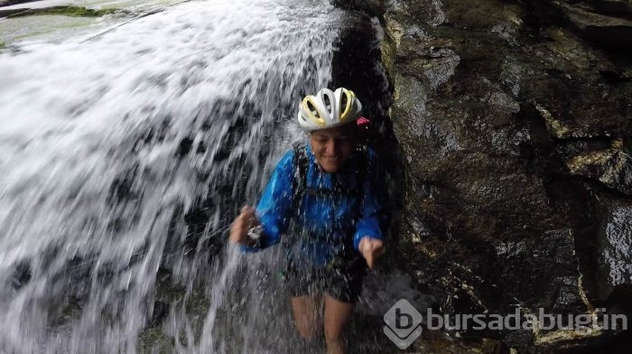 Bursa'da 40 derece sıcaktan kaçıp kendilerini şelaleye attılar	