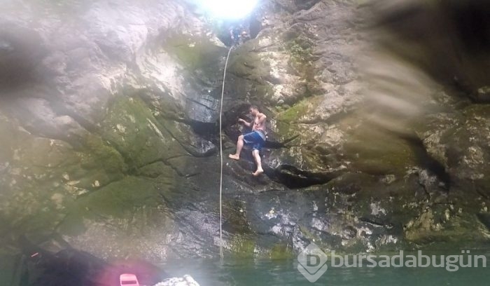 Bursa'da 40 derece sıcaktan kaçıp kendilerini şelaleye attılar	