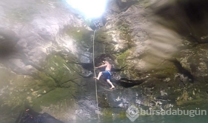 Bursa'da 40 derece sıcaktan kaçıp kendilerini şelaleye attılar	