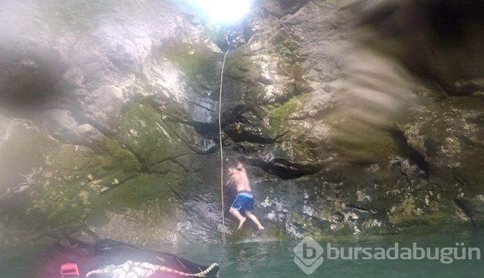 Bursa'da 40 derece sıcaktan kaçıp kendilerini şelaleye attılar	