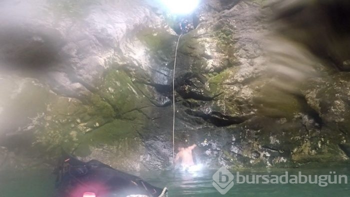 Bursa'da 40 derece sıcaktan kaçıp kendilerini şelaleye attılar	