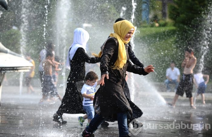 Bursa'da sıcaktan bunalan çocuklar fıskiyelerde serinledi	