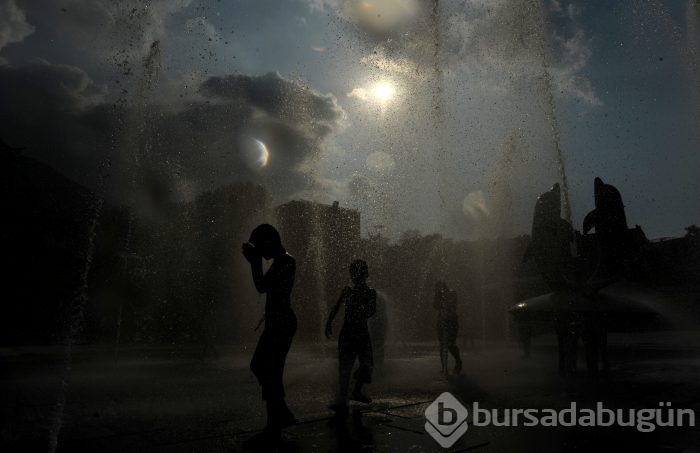 Bursa'da sıcaktan bunalan çocuklar fıskiyelerde serinledi	