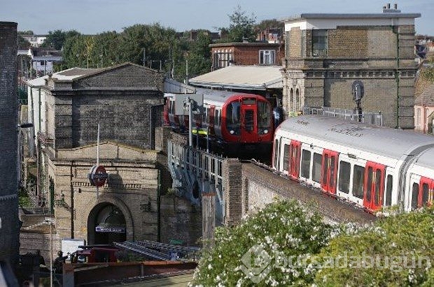 Londra'da metro istasyonunda patlama!
