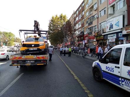 Taksinin çarptığı direk yayaların üzerine devrildi