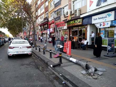 Taksinin çarptığı direk yayaların üzerine devrildi