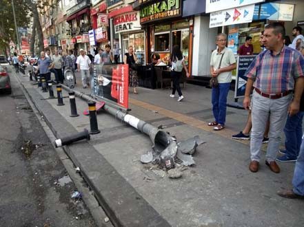Taksinin çarptığı direk yayaların üzerine devrildi