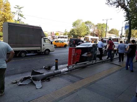 Taksinin çarptığı direk yayaların üzerine devrildi