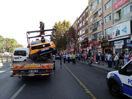 Taksinin çarptığı direk yayaların üzerine devrildi