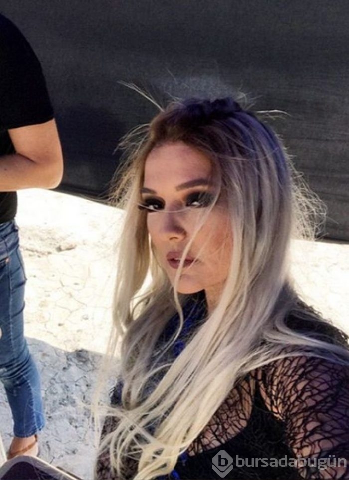 Demet Akalın'ın çizmeleri sosyal medyaya damga vurdu