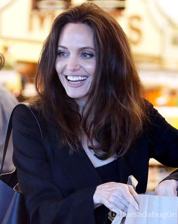 Angelina Jolie alışverişte etiketlere dikkat etti