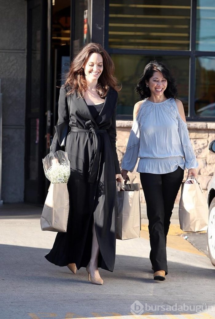 Angelina Jolie alışverişte etiketlere dikkat etti