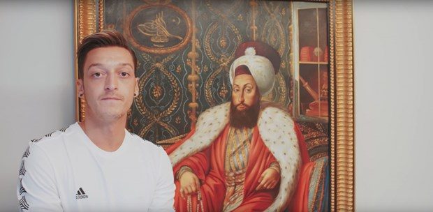 Mesut Özil, 3. Selim portresini Fatih Sultan Mehmet diye tanıttı
