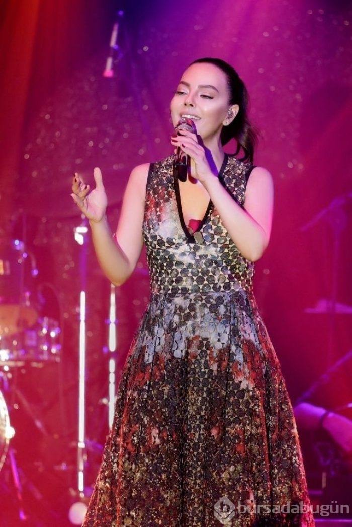 Ebru Gündeş resmen para basıyor!
