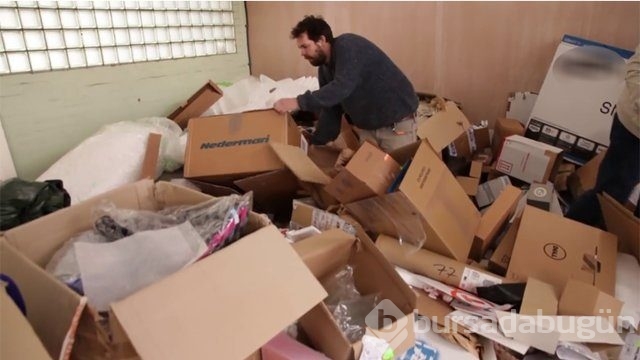 Kartondan tekne yapıp denize açıldılar!