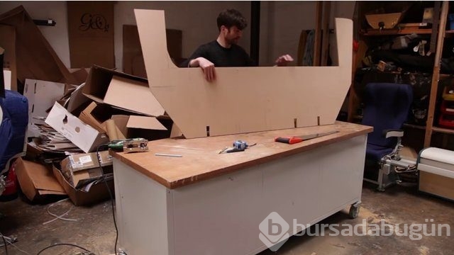 Kartondan tekne yapıp denize açıldılar!