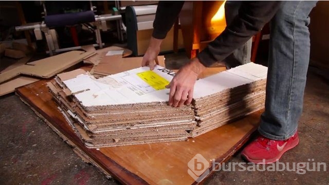 Kartondan tekne yapıp denize açıldılar!