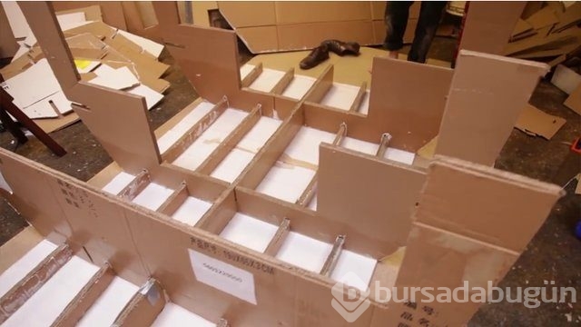 Kartondan tekne yapıp denize açıldılar!