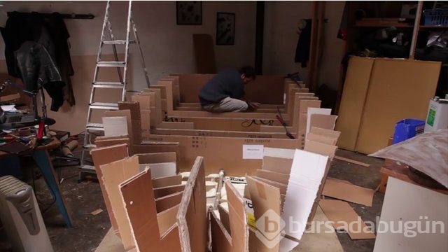 Kartondan tekne yapıp denize açıldılar!