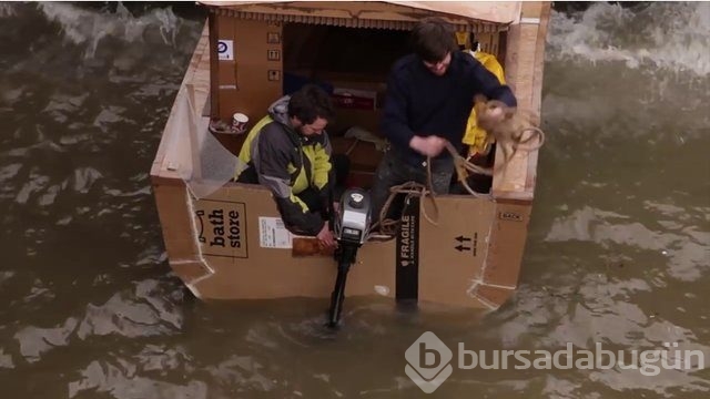 Kartondan tekne yapıp denize açıldılar!