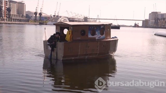 Kartondan tekne yapıp denize açıldılar!