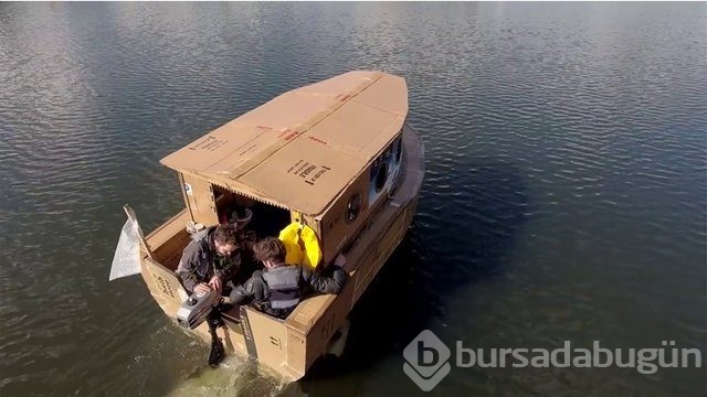 Kartondan tekne yapıp denize açıldılar!