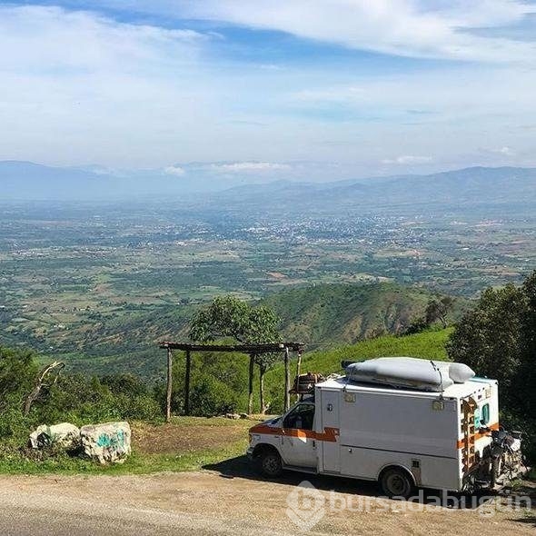 Eski ambulansı karavana çevirdi