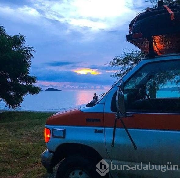 Eski ambulansı karavana çevirdi