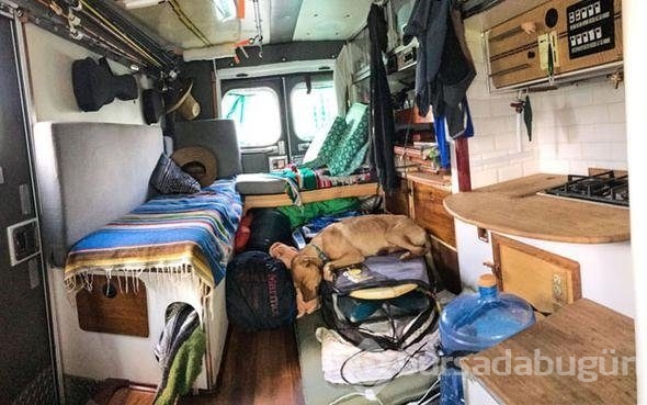 Eski ambulansı karavana çevirdi