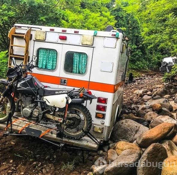 Eski ambulansı karavana çevirdi