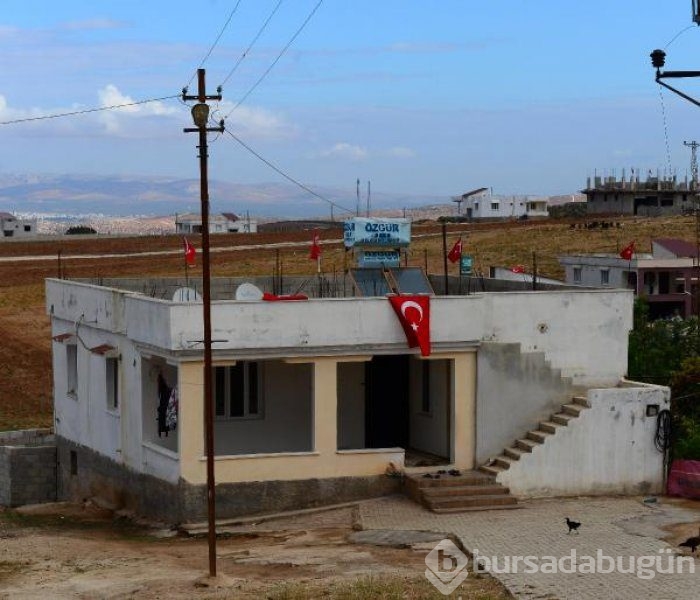 Sınırdaki evlere Türk bayrağı!