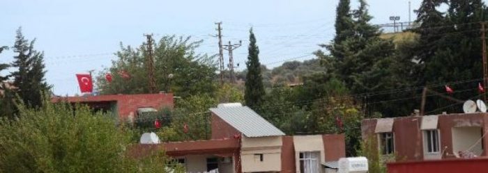 Sınırdaki evlere Türk bayrağı!