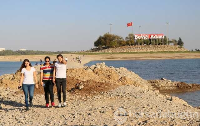 Sular çekilince adaya yürüyerek gittiler