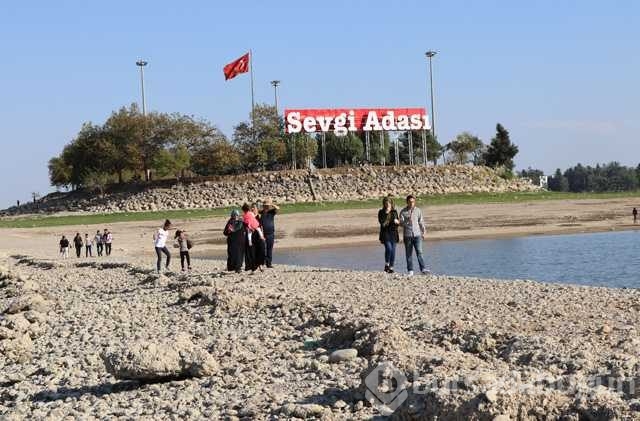 Sular çekilince adaya yürüyerek gittiler