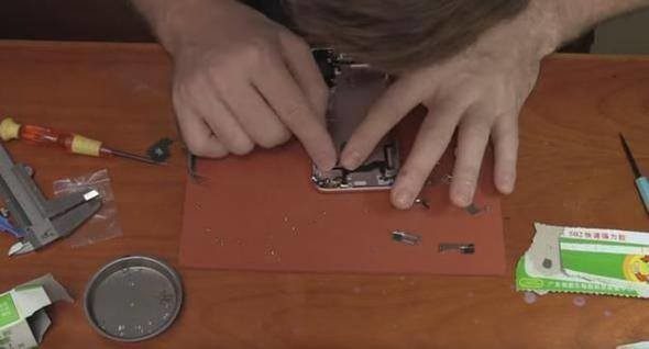 Parasız kalan genç İphone yaptı