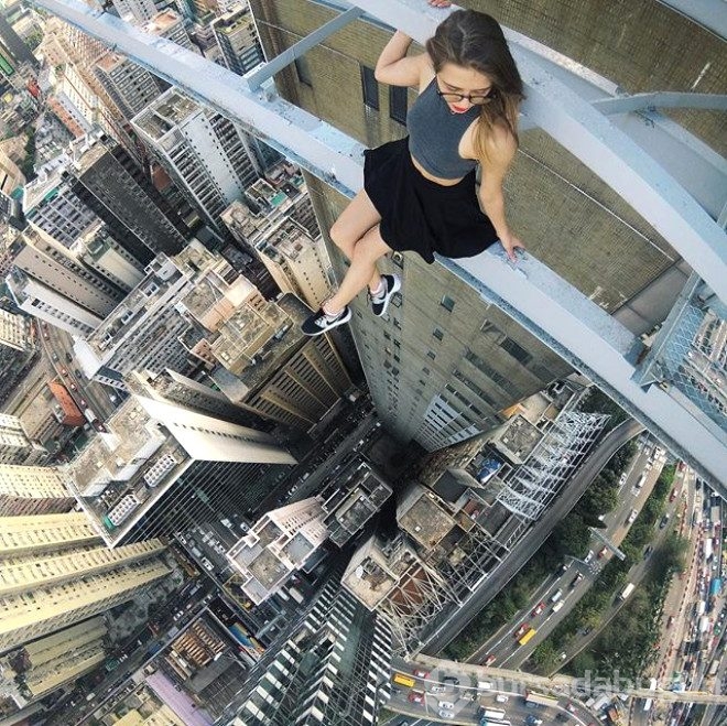 Yüksek binaların tepesindeki korkusuz fotoğrafçı