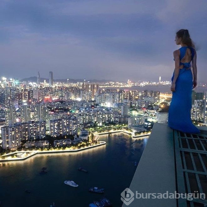 Yüksek binaların tepesindeki korkusuz fotoğrafçı