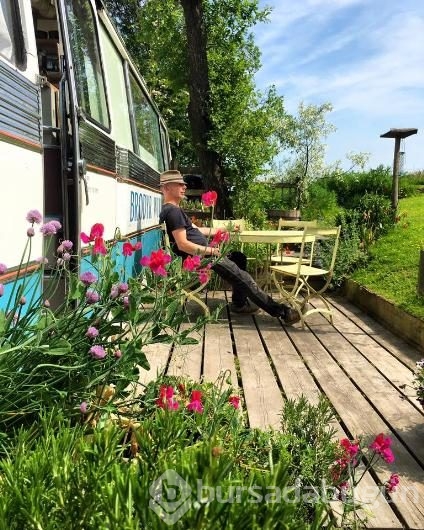 Eski otobüsü tatil evine dönüştürdü