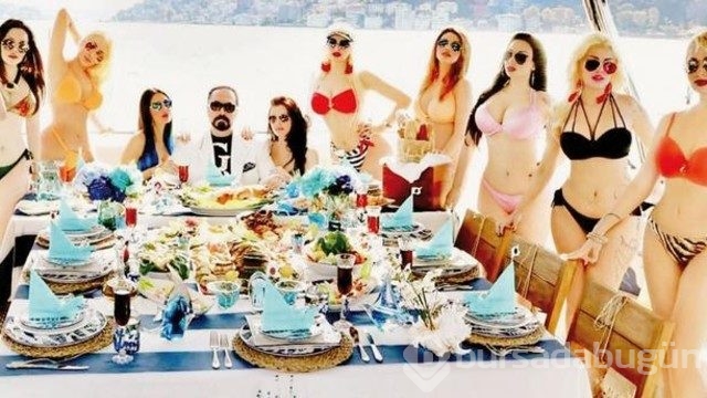 Adnan Oktar kedicikleriyle tekne turunda!