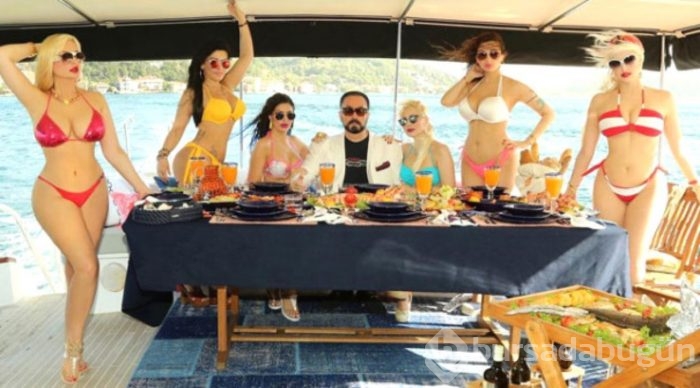 Adnan Oktar kedicikleriyle tekne turunda!