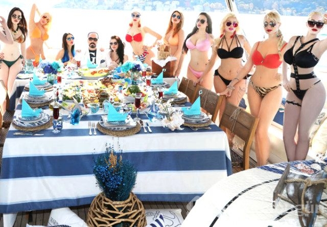 Adnan Oktar kedicikleriyle tekne turunda!