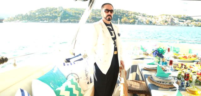 Adnan Oktar kedicikleriyle tekne turunda!
