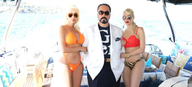 Adnan Oktar kedicikleriyle tekne turunda!