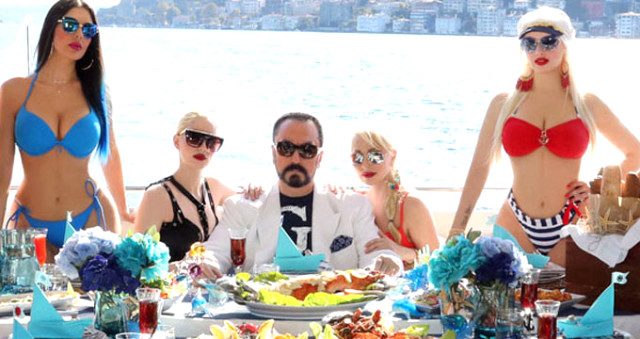 Adnan Oktar kedicikleriyle tekne turunda!