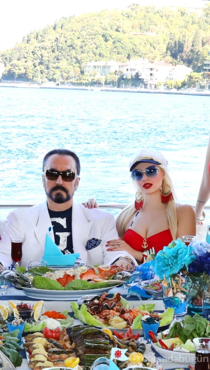 Adnan Oktar kedicikleriyle tekne turunda!